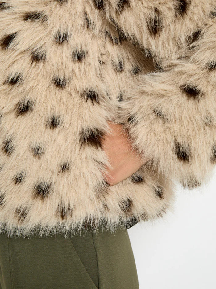 Chaqueta de pelo sintético moteado — detalle del tejido