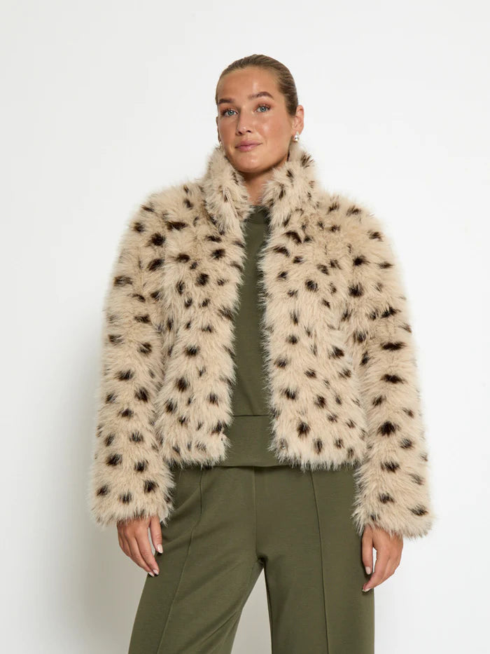 Chaqueta de pelo sintético moteado — look completo