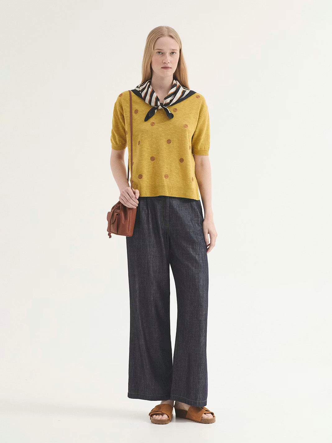 Detalle de pañuelo Broken Stripes Nice Things con rayas crudas
