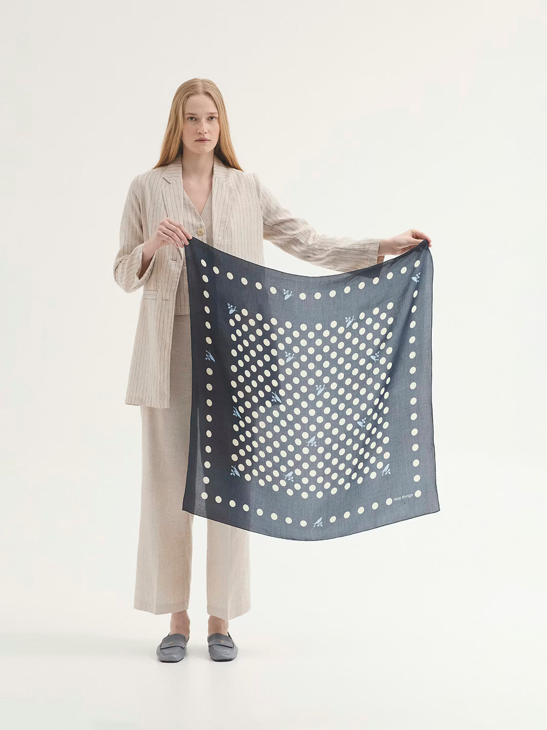 Detalle de puntos en pañuelo Nice Things Dots Logo