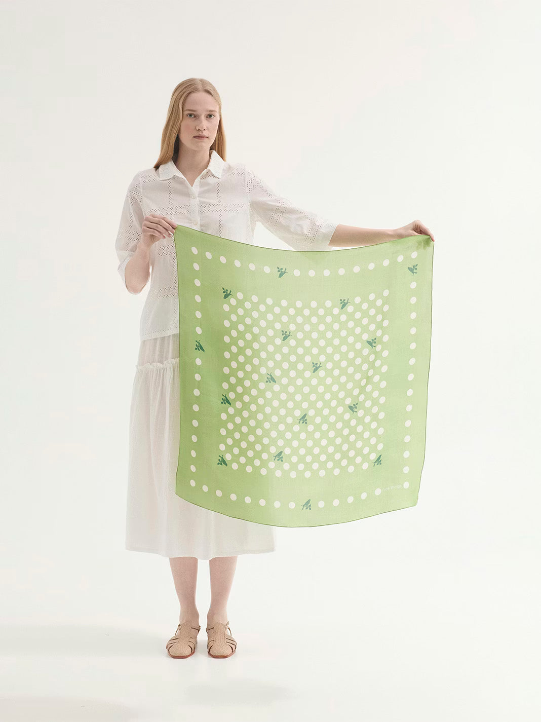 Detalle de pañuelo Dots Logo Nice Things en menta claro