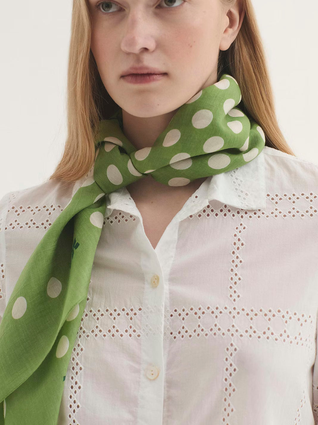 Vista de pañuelo Nice Things Dots Logo menta claro