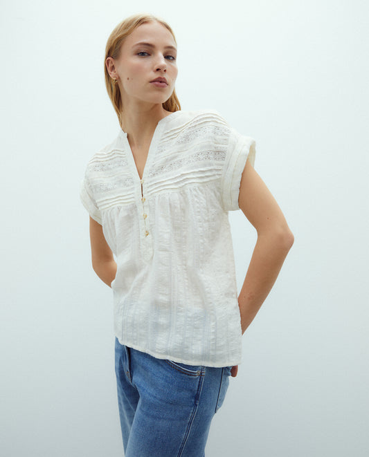 Vista de la blusa bordada Andam para mujer en tono crudo