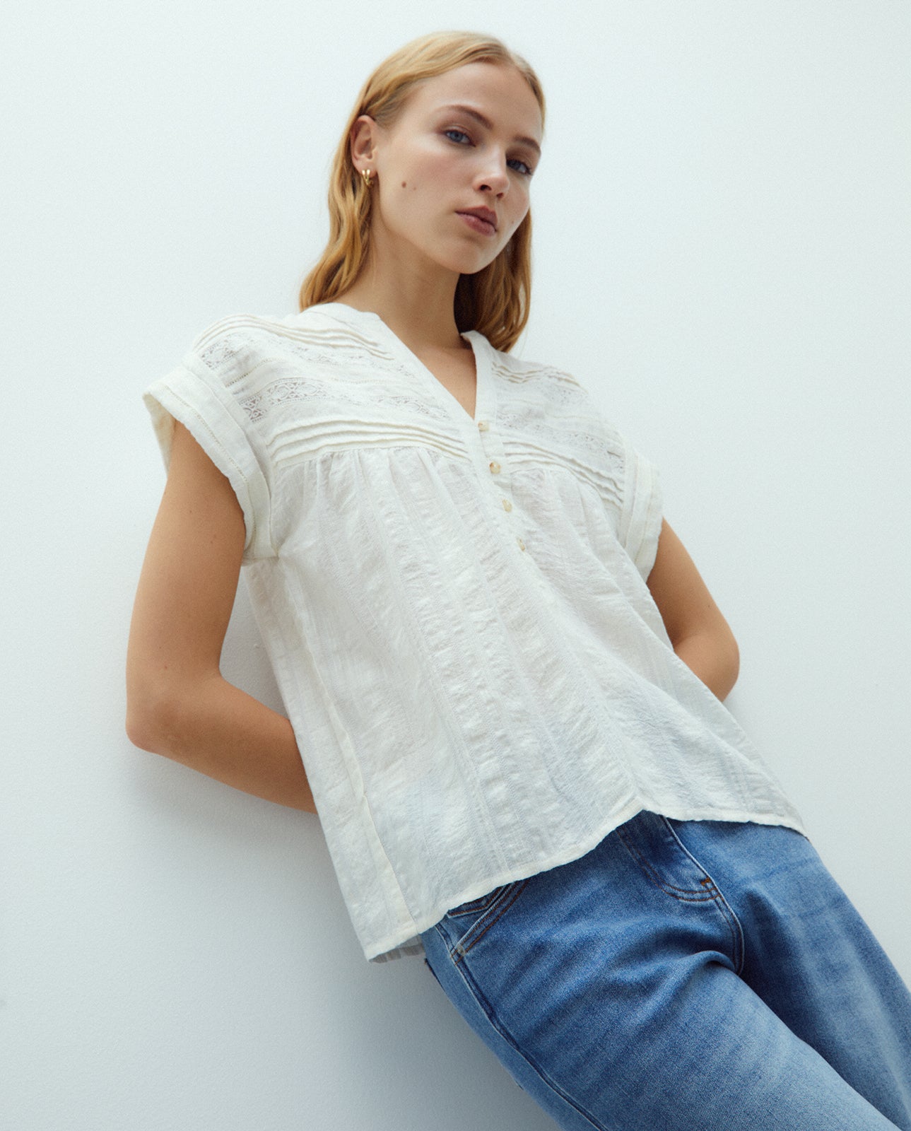 Detalle del bordado de blusa manga corta Andam en crudo