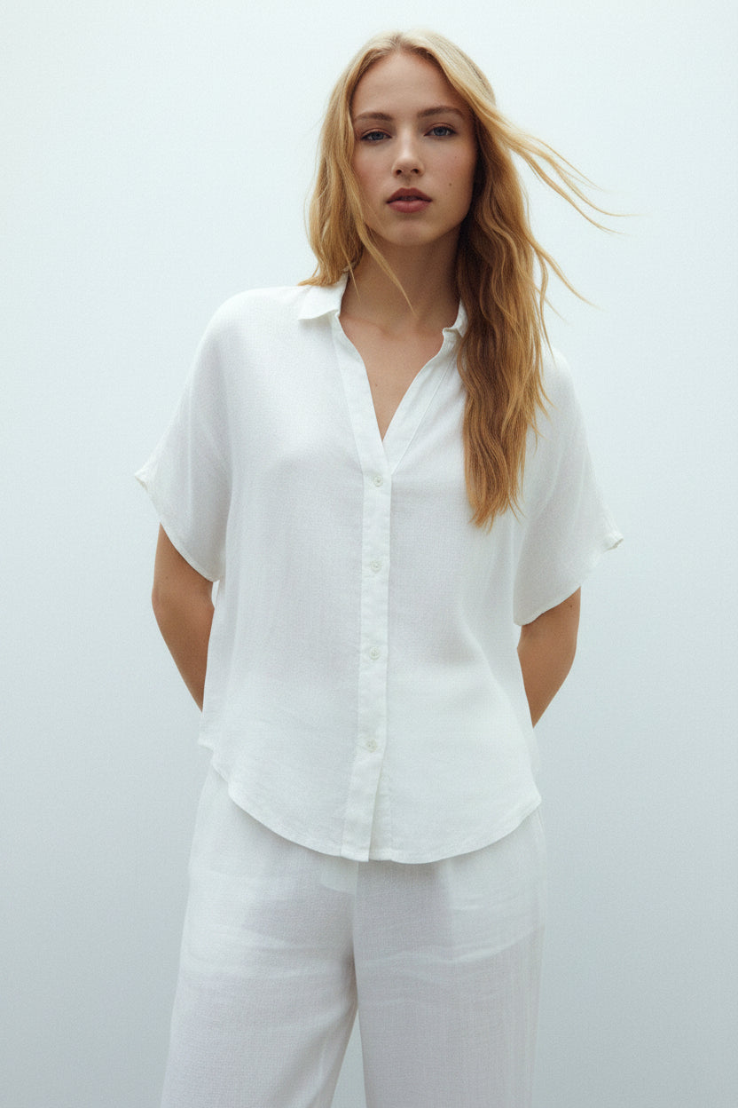 Detalle de camisa fluida Andam de manga corta en blanco