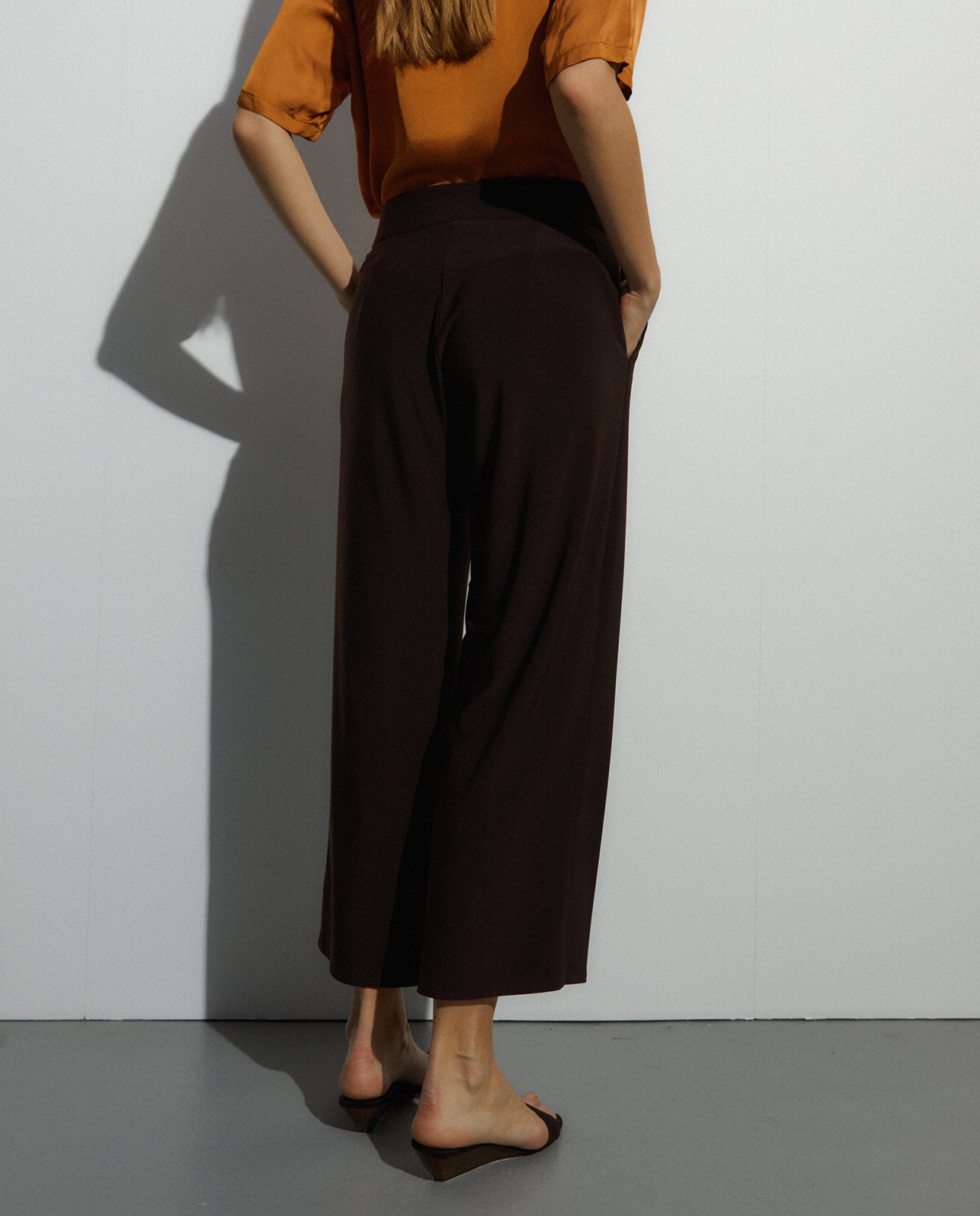 Detalle de pantalón fluido Andam para mujer