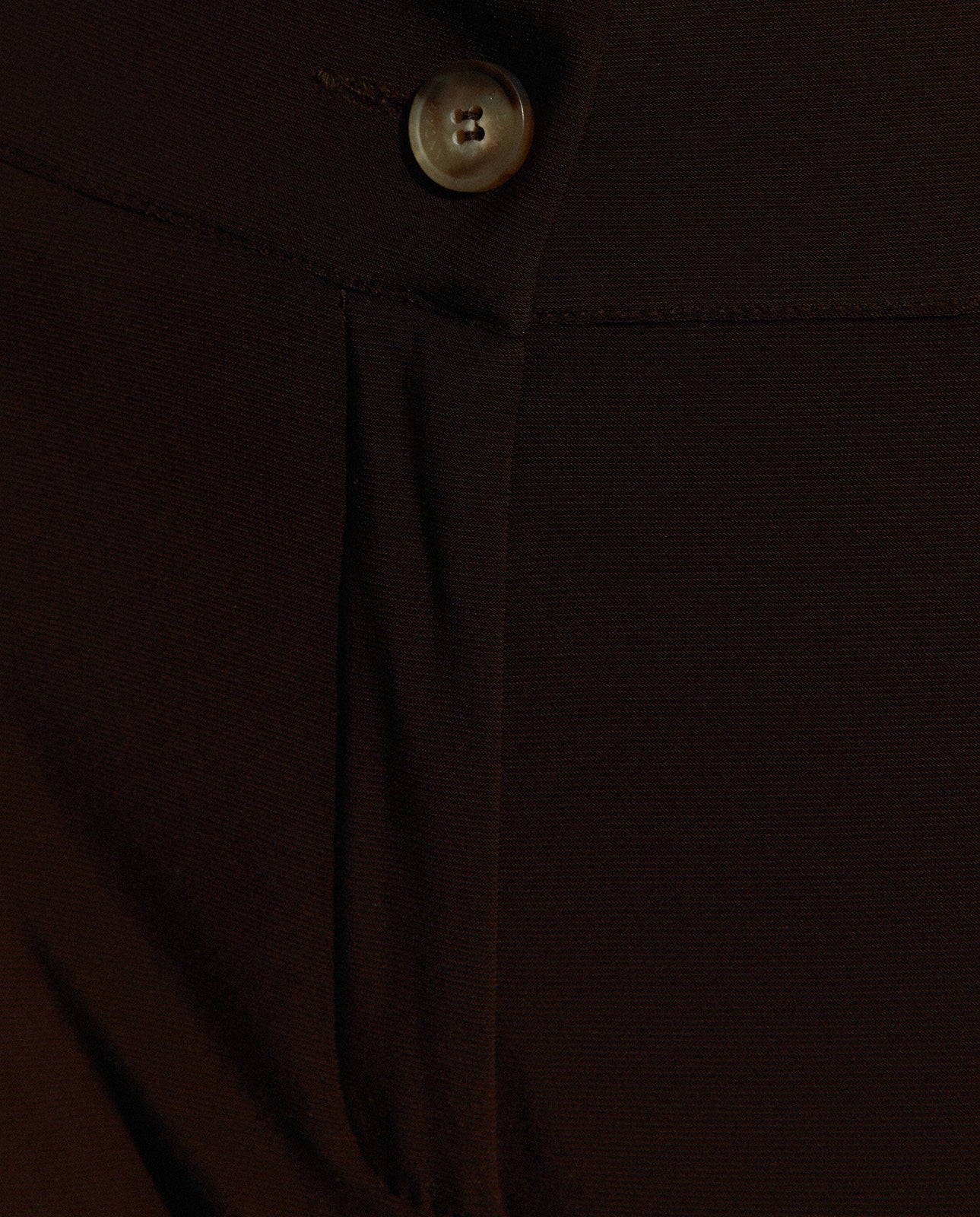 Vista lateral de pantalón fluido Andam para mujer