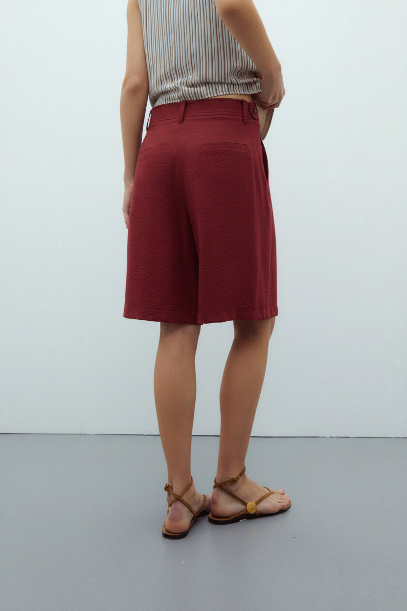 Vista de la bermuda fluida Andam para mujer en color rojo