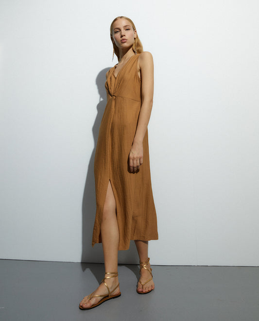Vestido largo satinado Andam con escote drapeado