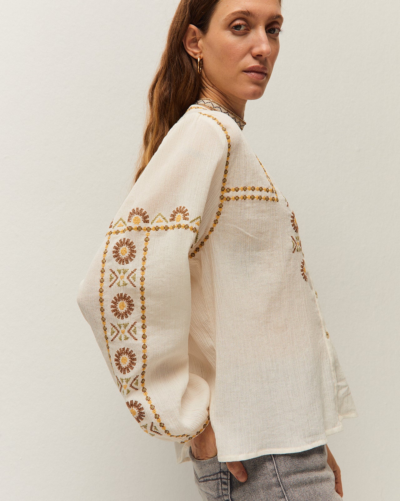 Camisa cruda System Action para mujer con bordado en contraste
