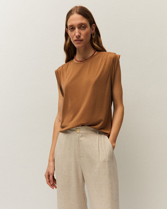 Vista frontal de camiseta camel System Action con cuello redondo