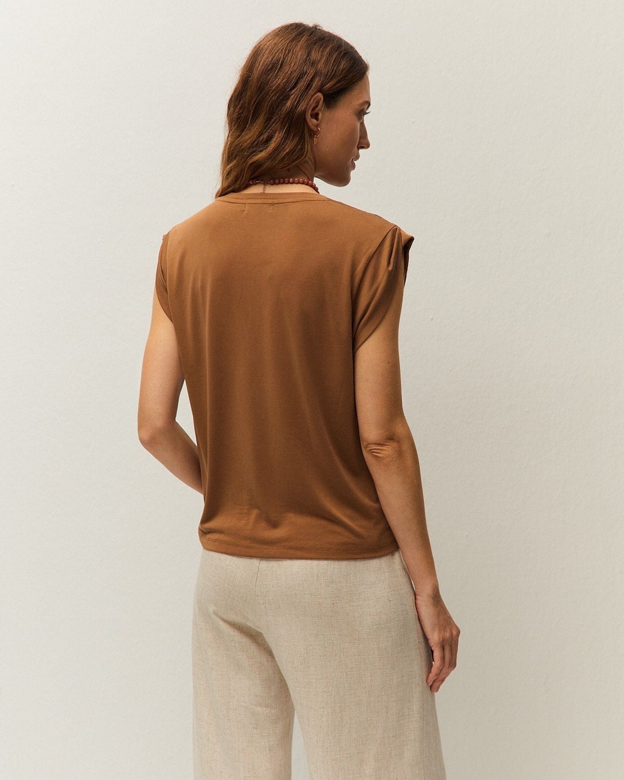 Camiseta System Action color camel con detalle fruncido en hombros