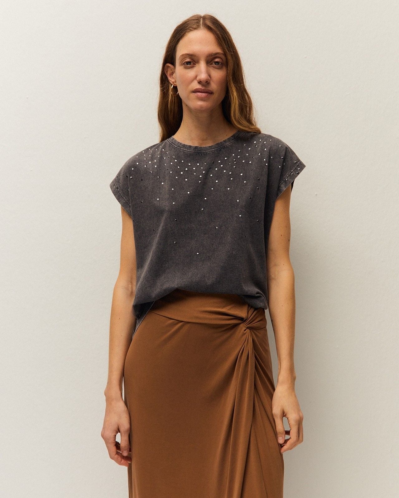 Camiseta de algodón System Action para mujer con tachas en gris oscuro