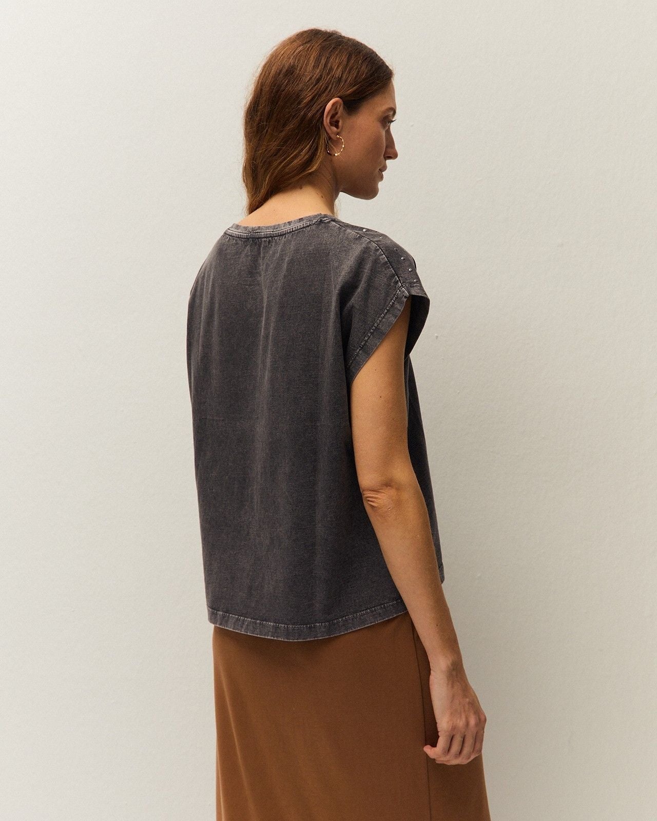 Camiseta gris oscuro System Action para mujer con detalle de tachas