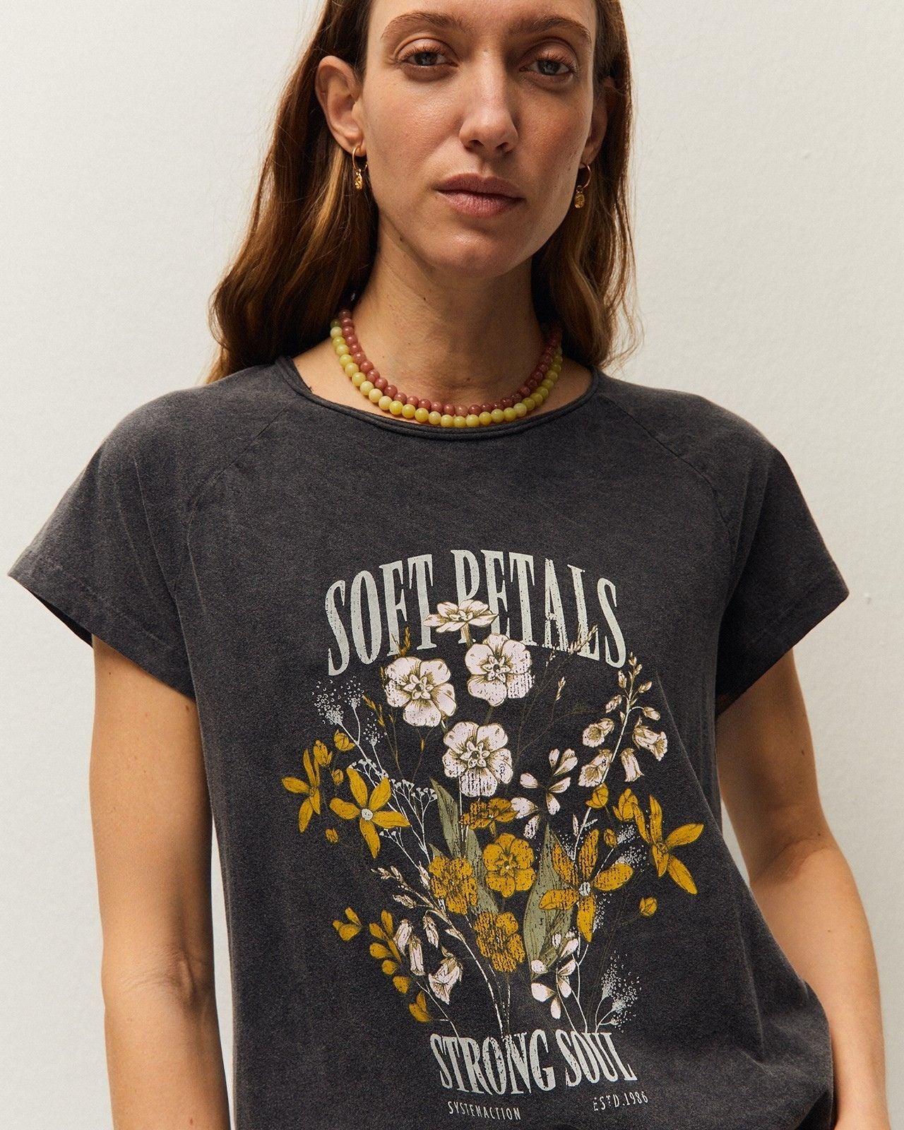 Vista de camiseta System Action gris oscuro con print floral