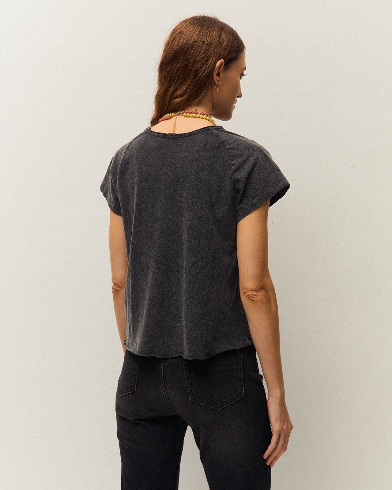 Camiseta System Action para mujer con print floral en gris oscuro