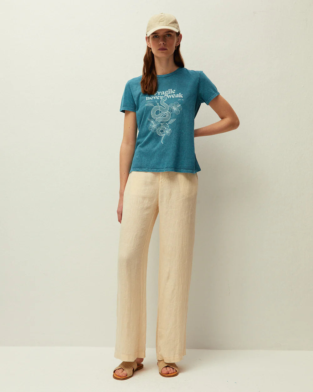 Detalle de camiseta System Action para mujer con estampado serpiente