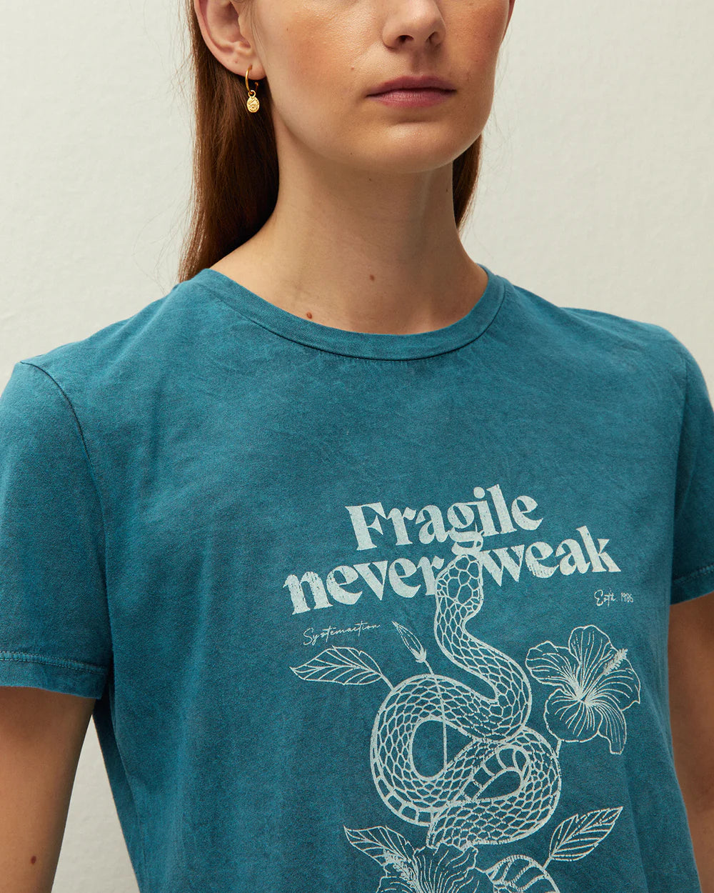 Vista de camiseta System Action con print serpiente