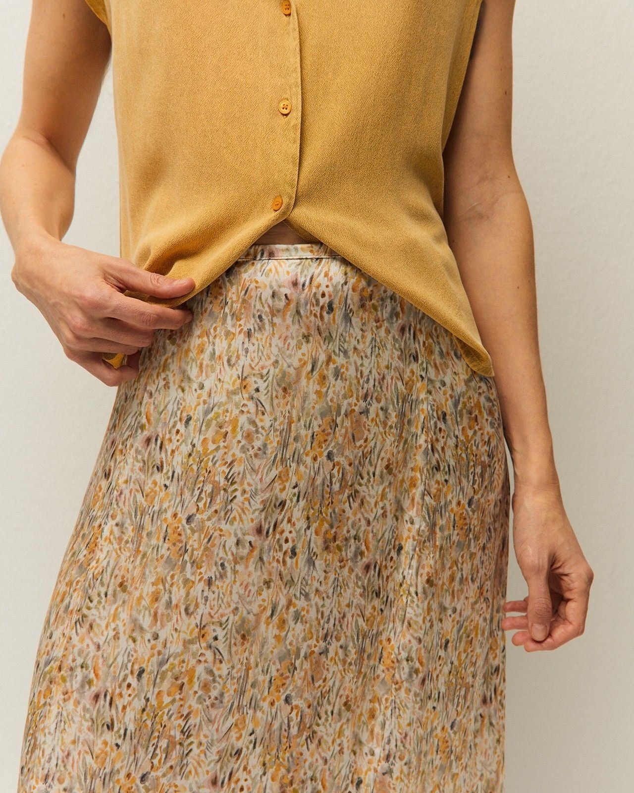 Detalle de falda estampada System Action con corte evasé