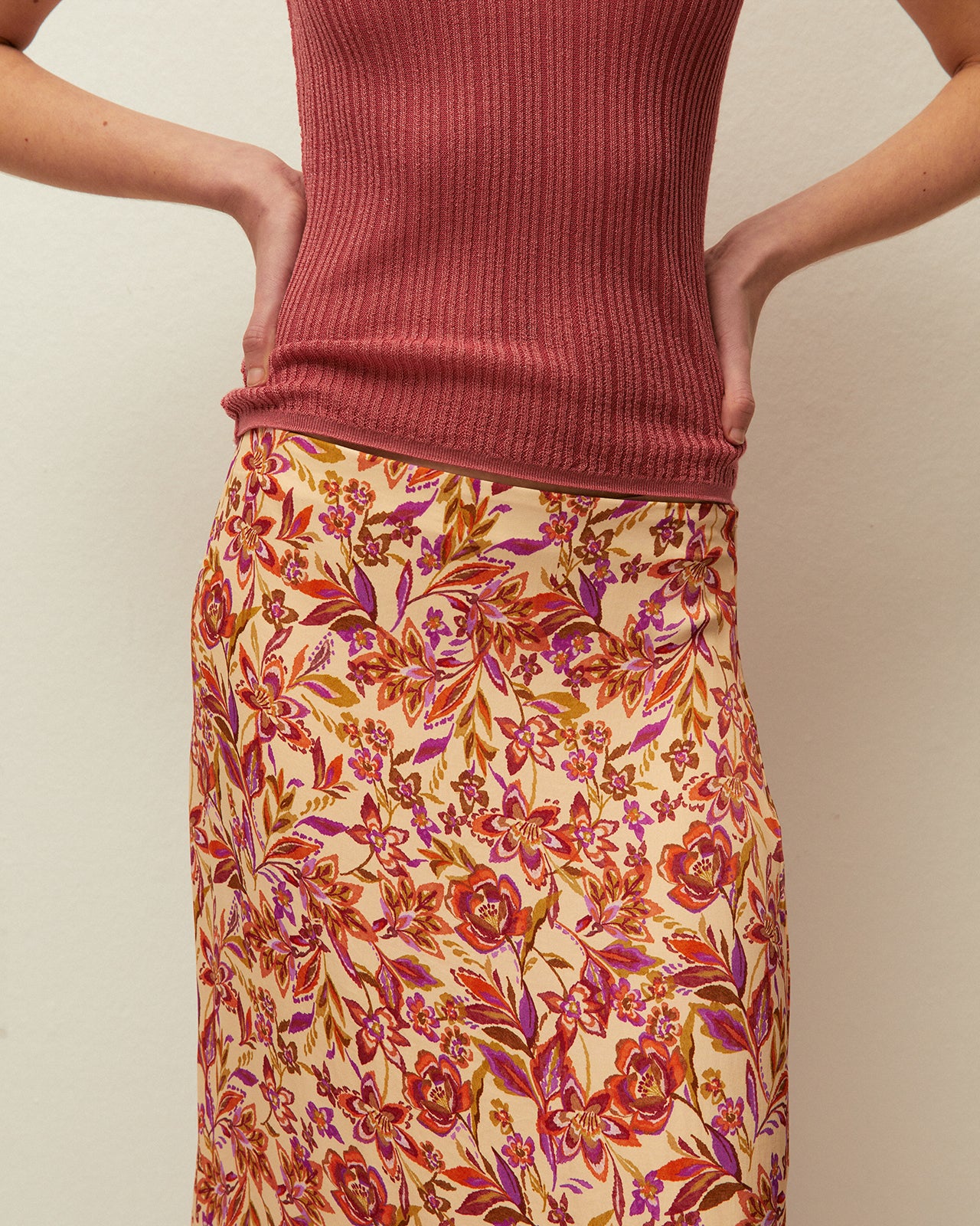 Vista de falda satinada System Action con estampado floral multicolor