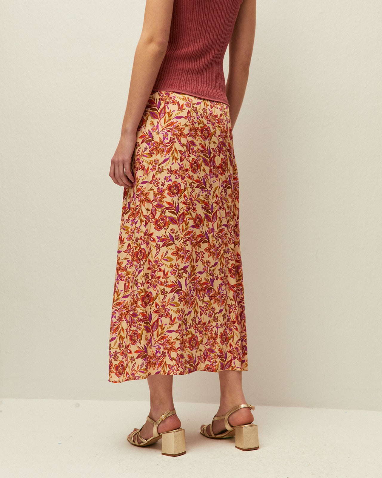 Detalle de falda midi System Action satinada con flores