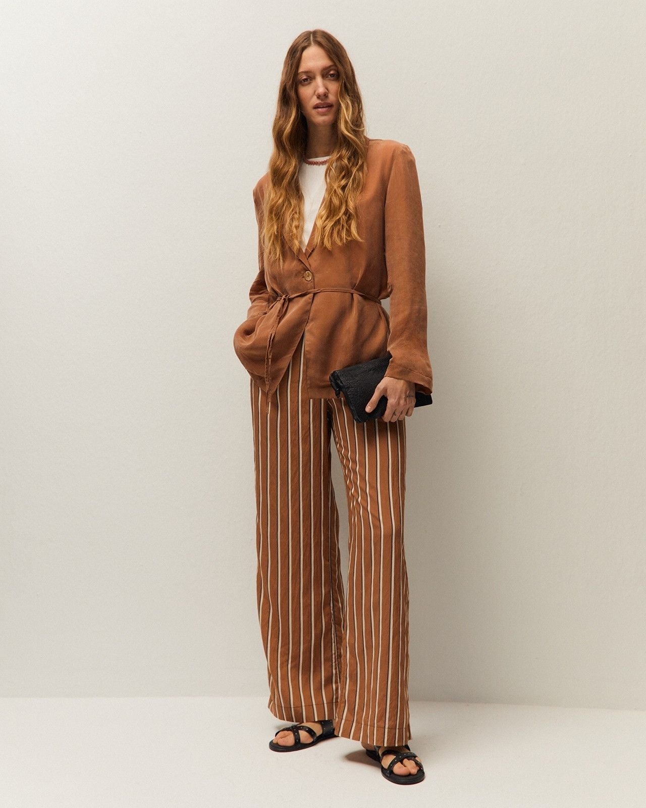 Pantalón ancho de rayas System Action para mujer en camel