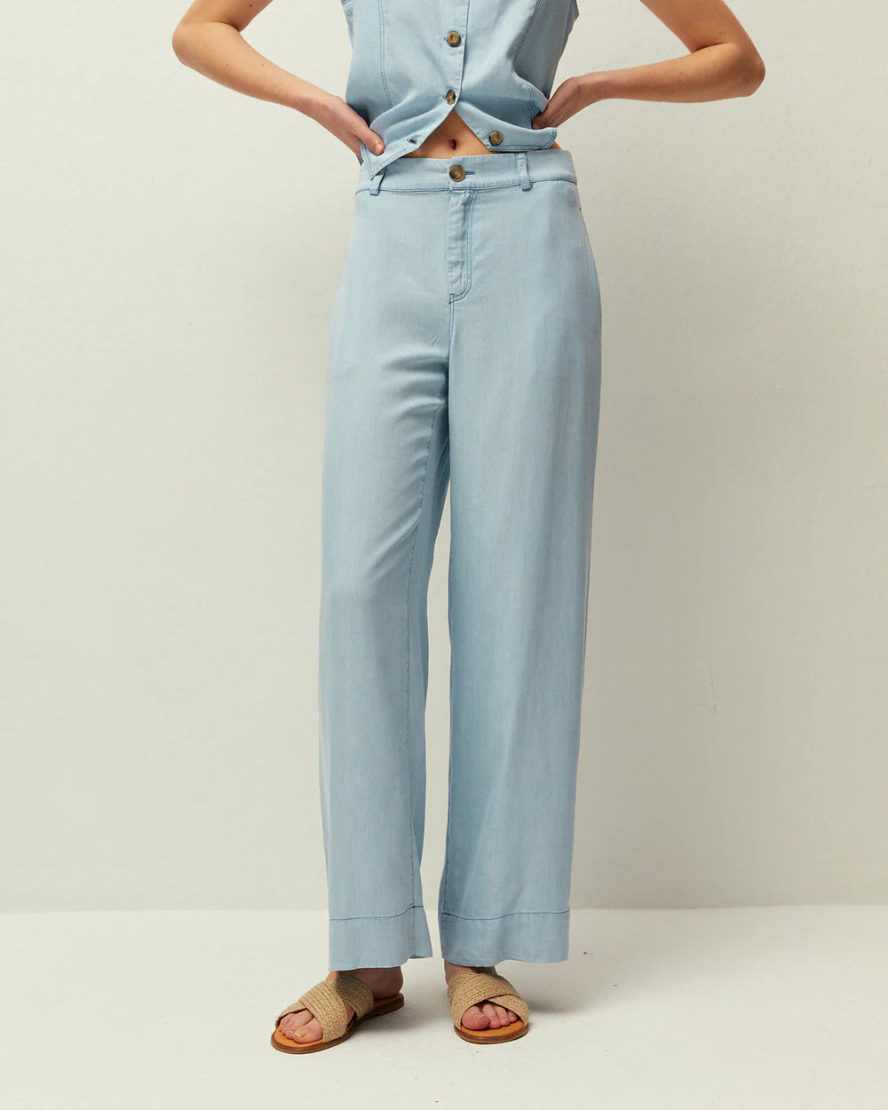 Vista de pantalón System Action fluido con efecto denim