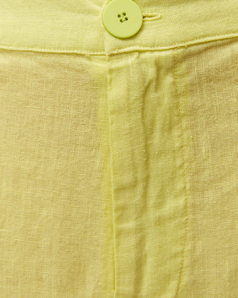 Vista lateral de pantalón ancho de lino System Action