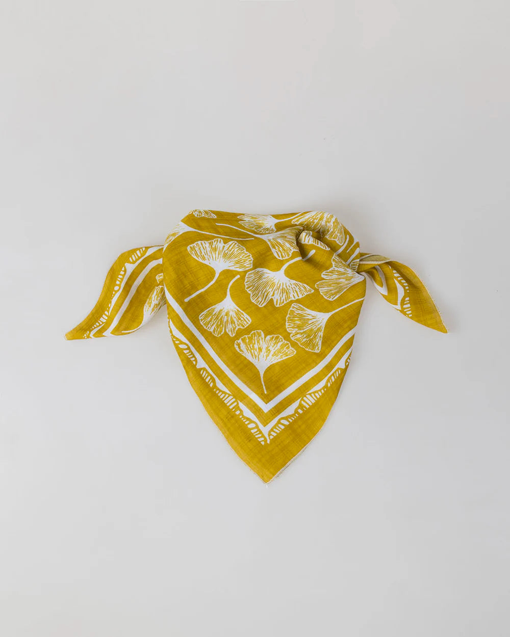 Pañuelo pequeño estampado en amarillo mostaza