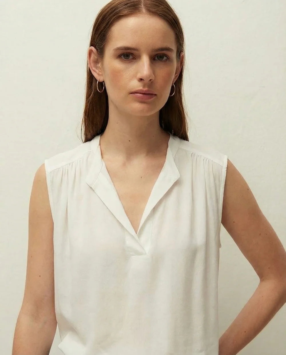 Top sin mangas System Action para mujer con cuello mao