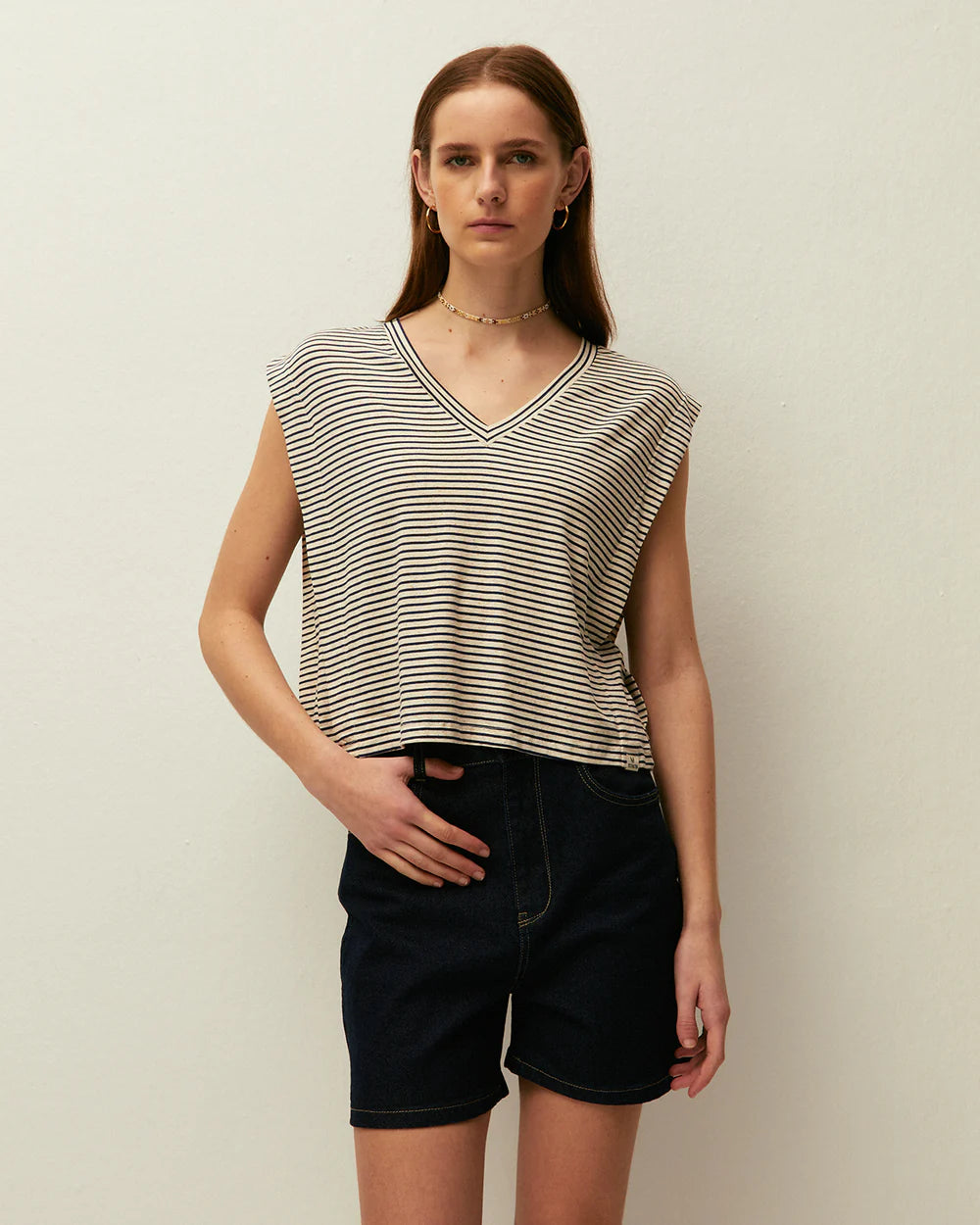 Camiseta de rayas sin mangas System Action para mujer con escote en pico azul