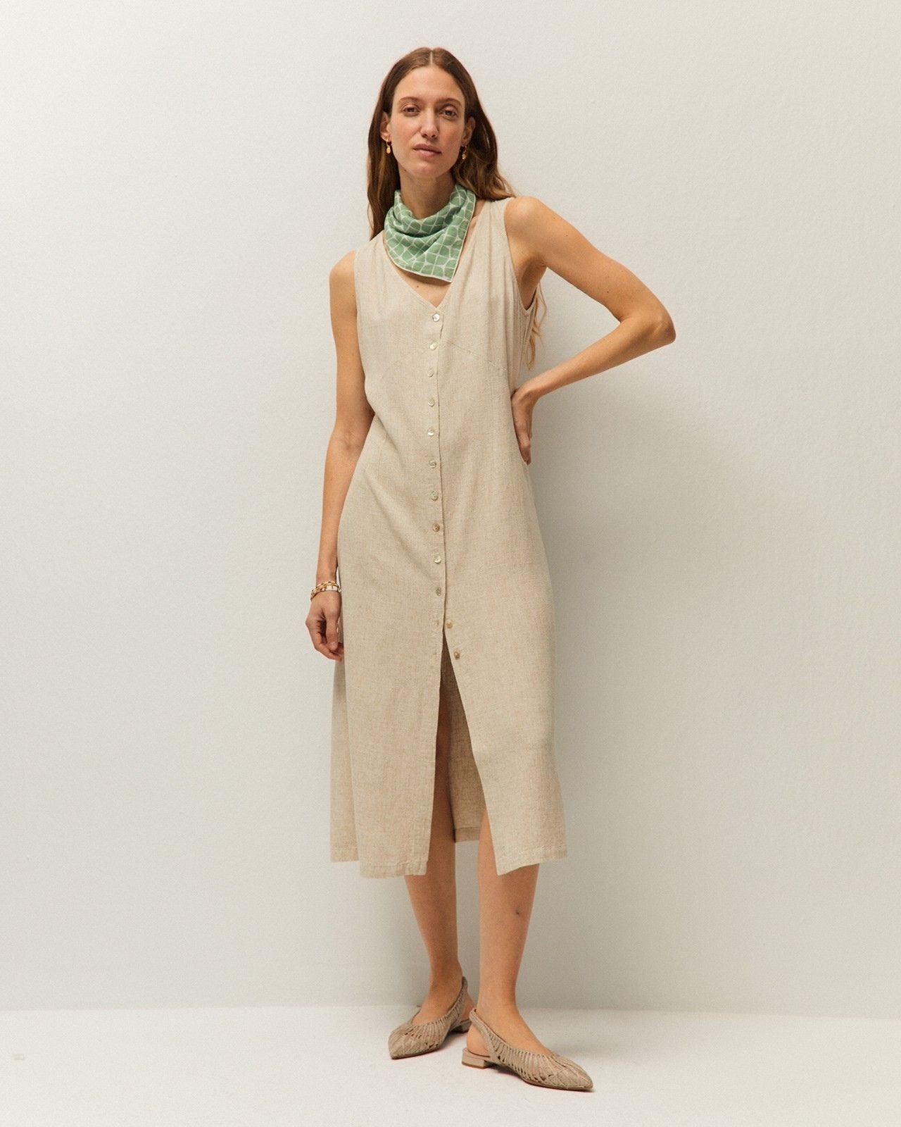 Vista de vestido midi System Action de lino con botones