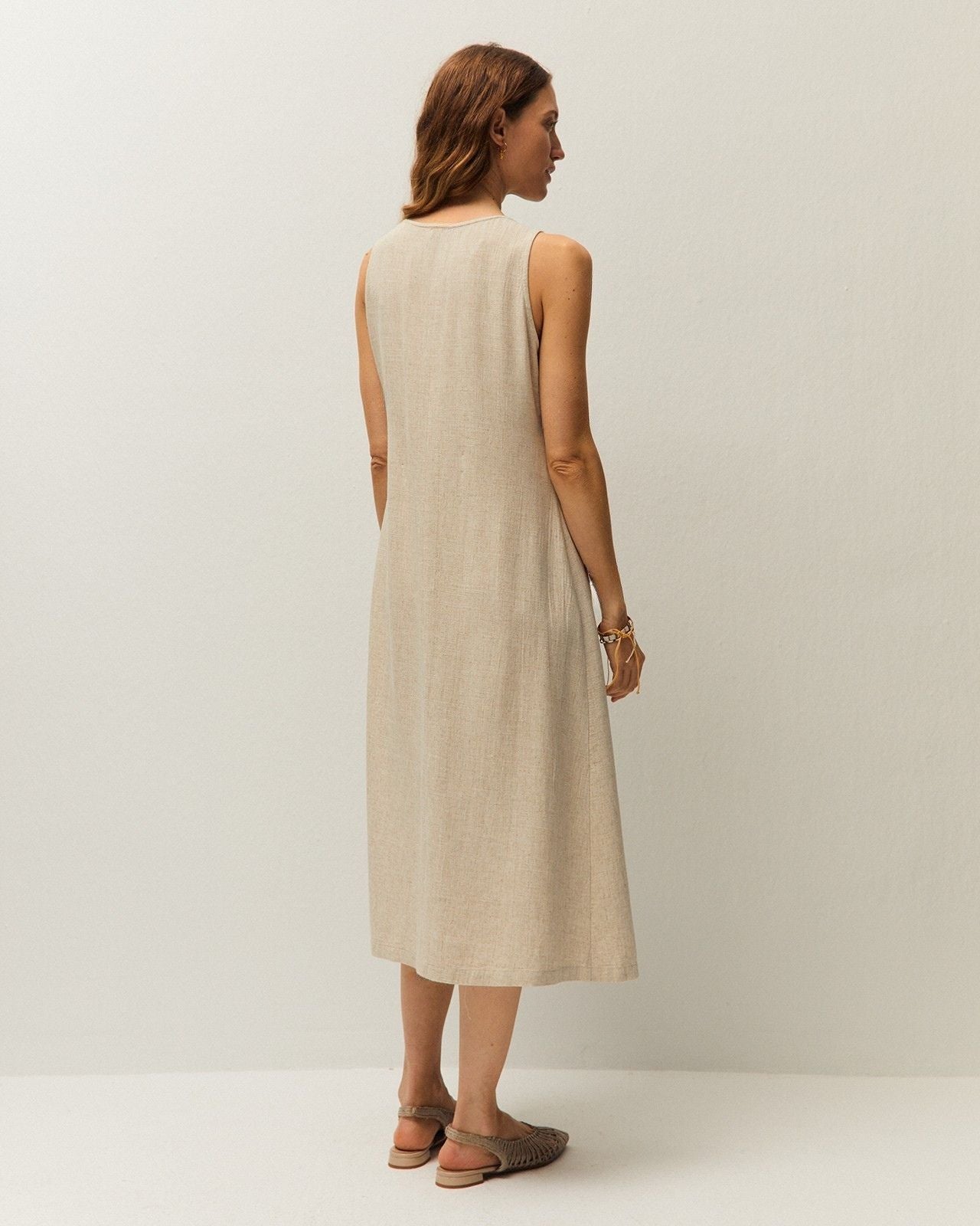 Vista lateral de vestido midi abotonado System Action