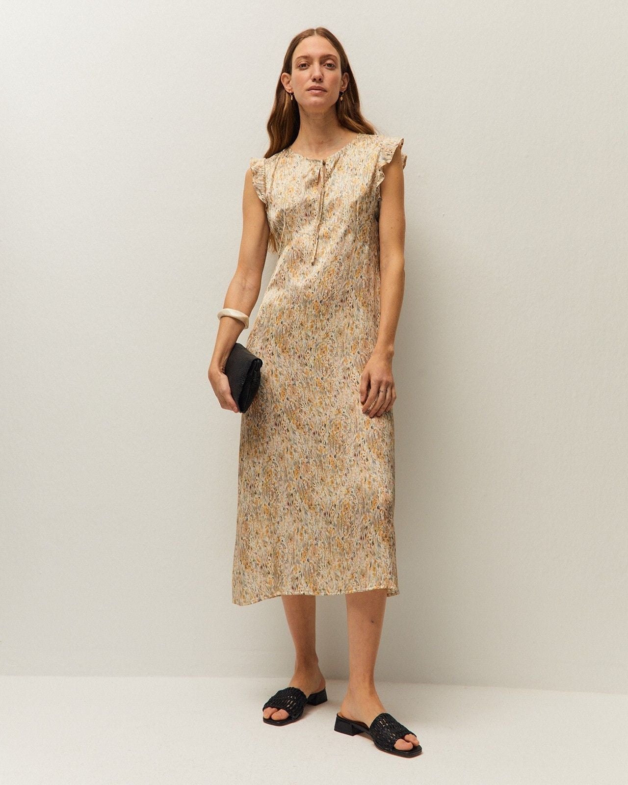Vestido floral System Action con lazada en tono mostaza