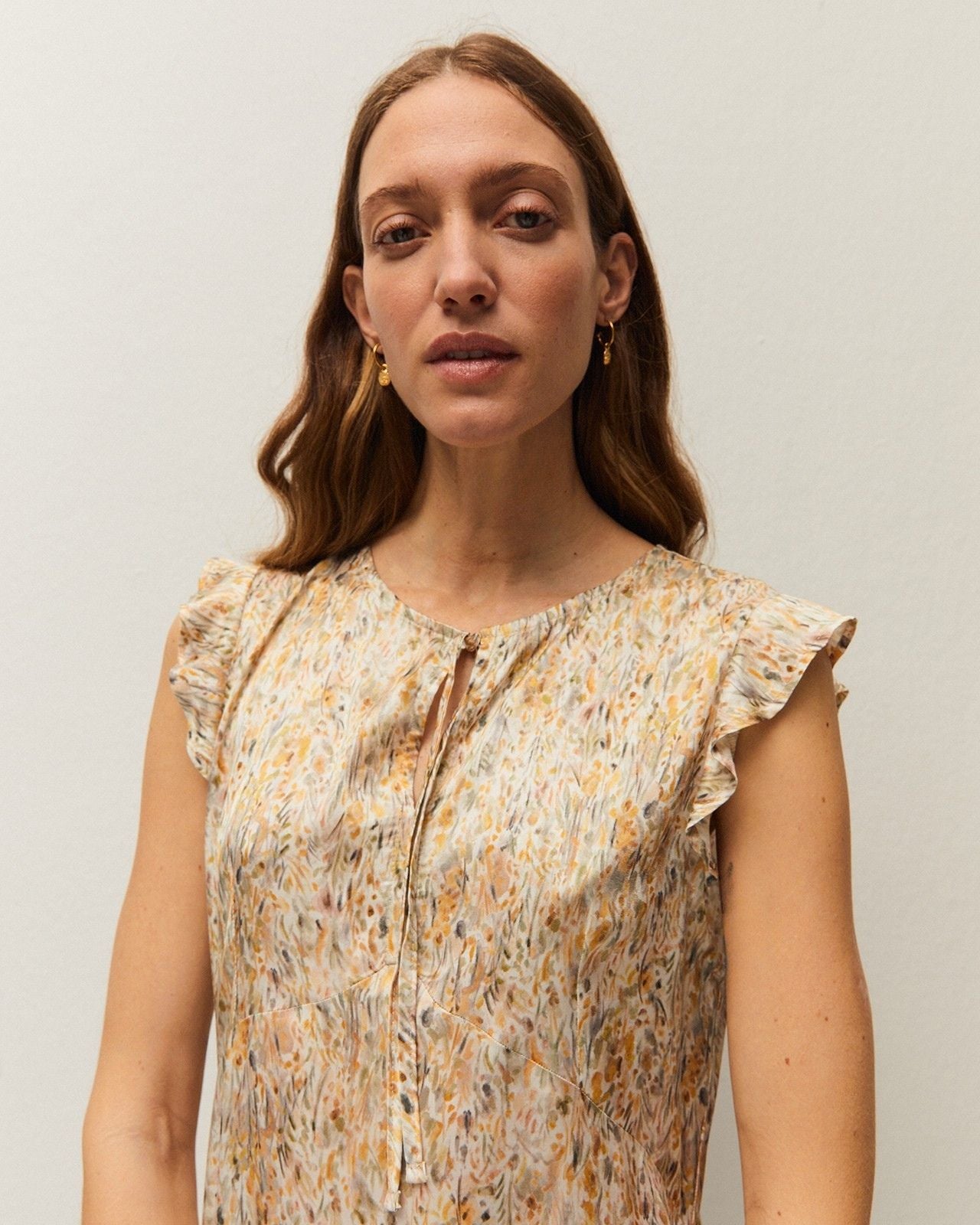 Vista de vestido floral System Action con lazada