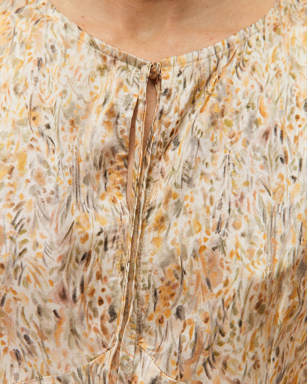 Vista lateral de vestido floral System Action mostaza