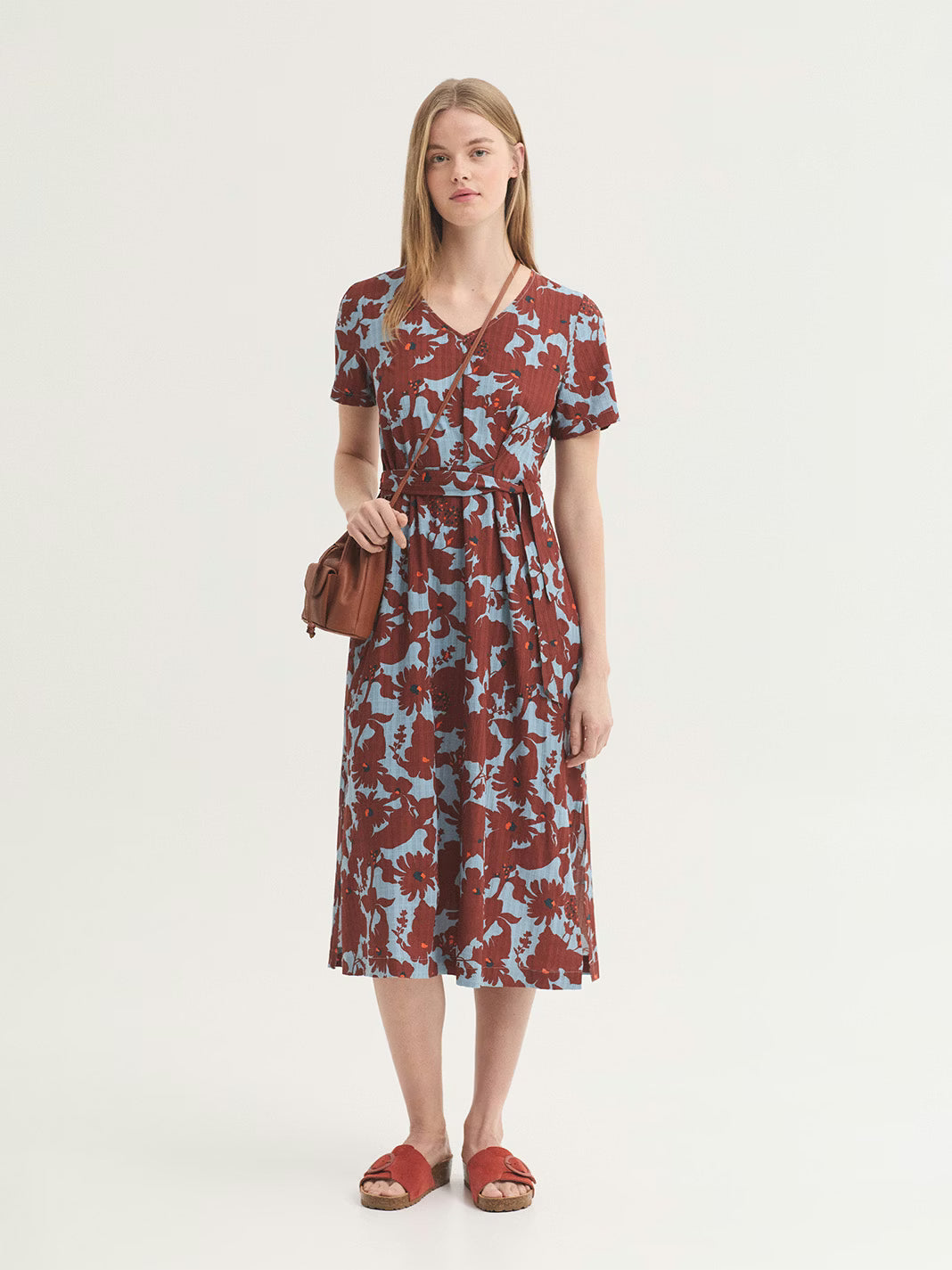 Detalle de estampado floral en vestido Nice Things Penelope Flowers
