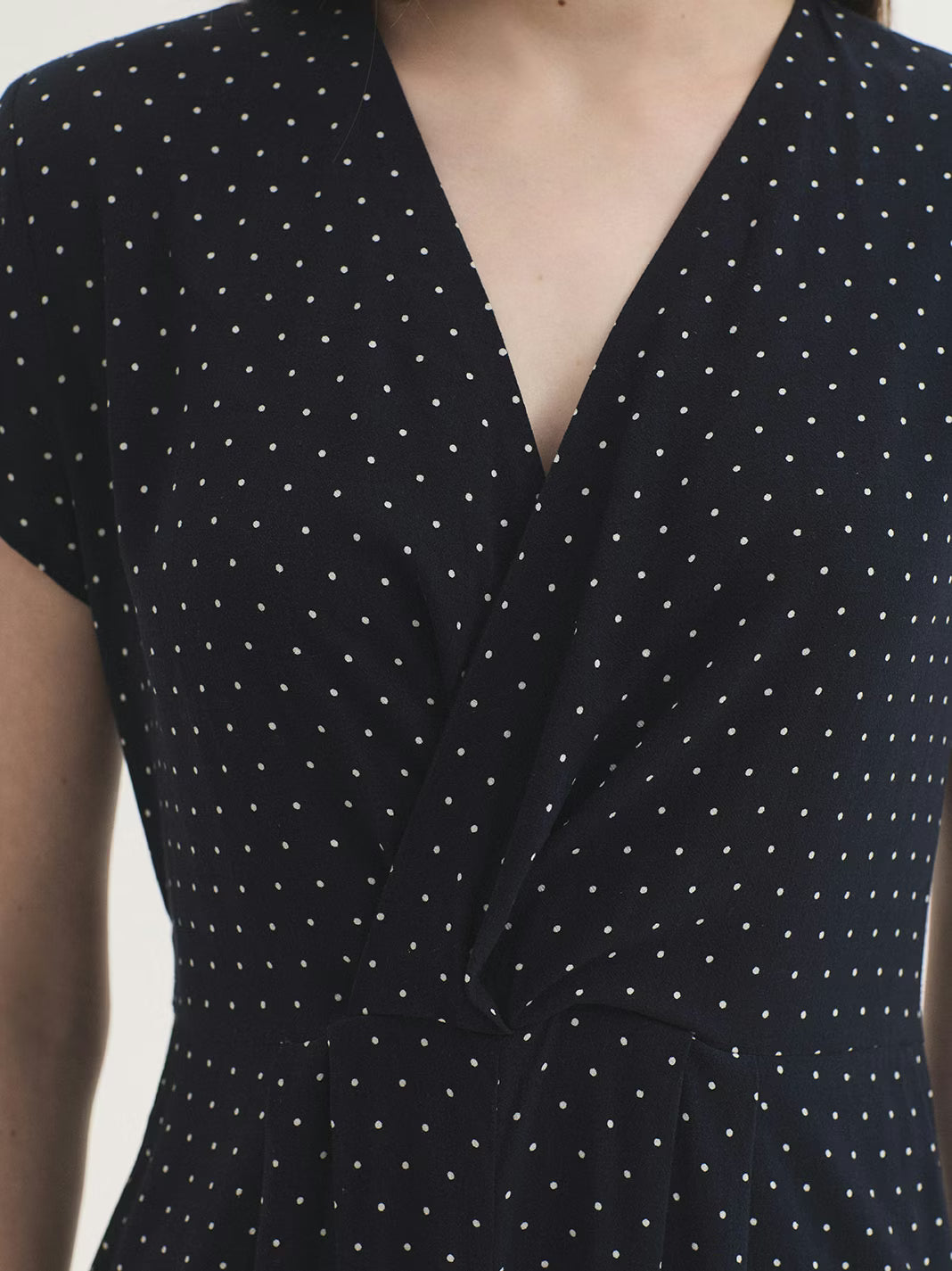 Vestido Nice Things midi con estampado Small Dots marino