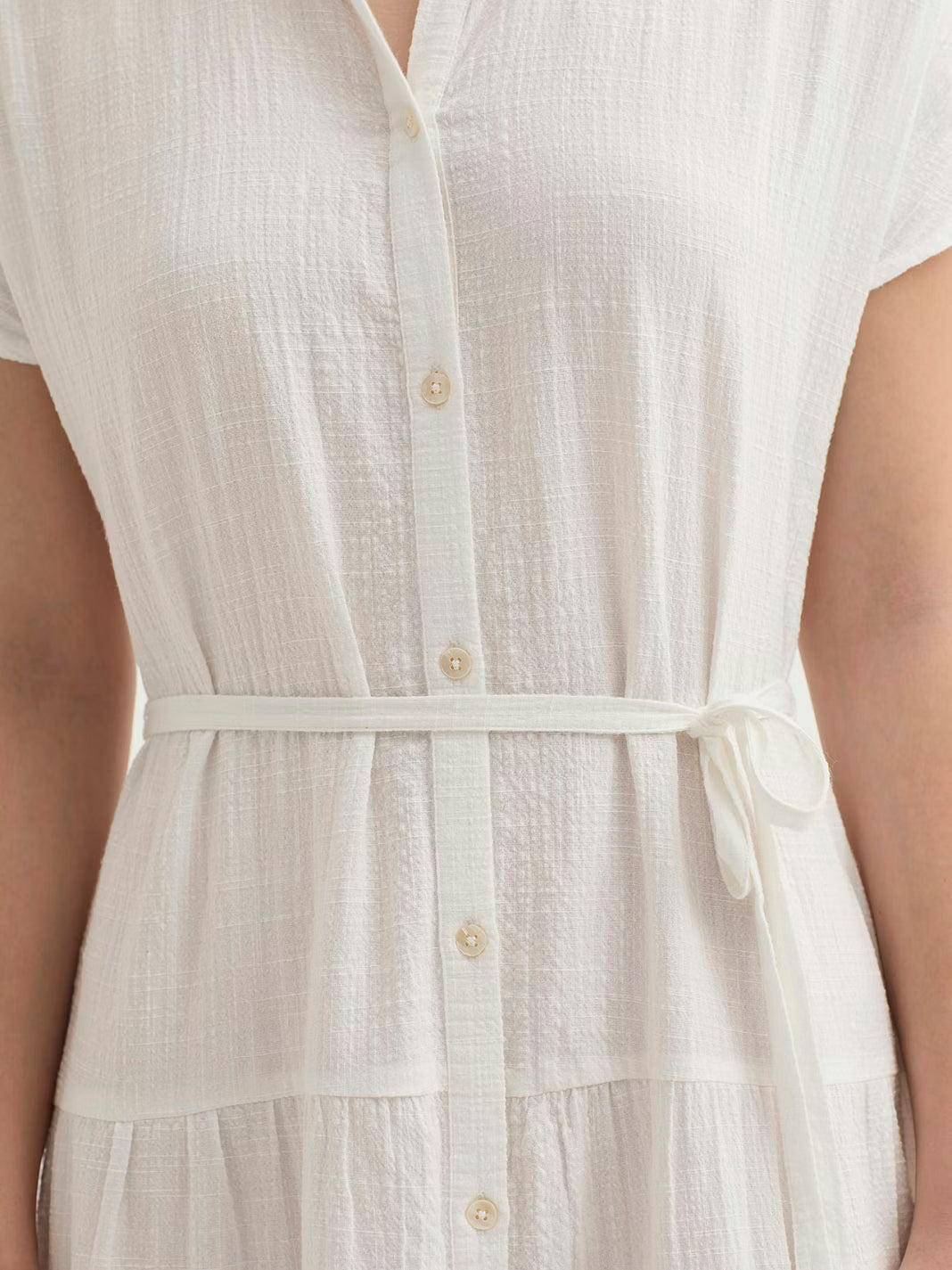 Vista lateral de vestido blanco Nice Things con volantes