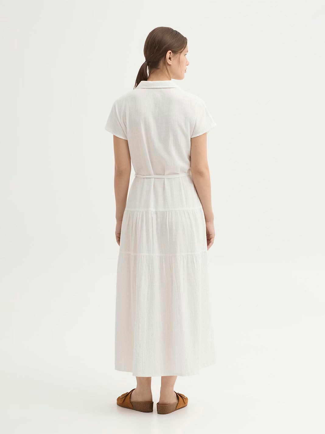 Vestido Nice Things blanco de tejido texturizado con volantes