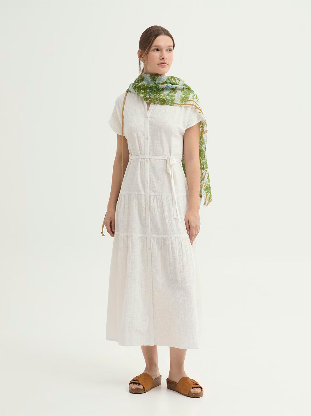 Detalle de volantes en vestido blanco Nice Things