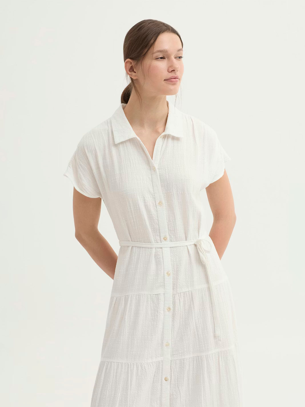 Vista de vestido Nice Things blanco con volantes