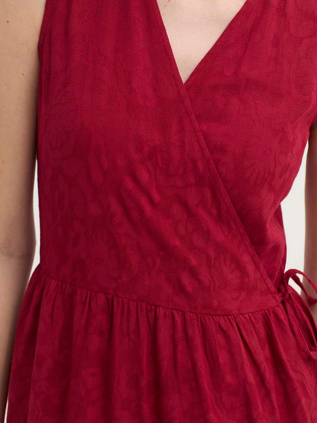 Detalle floral en vestido jacquard rojo Nice Things