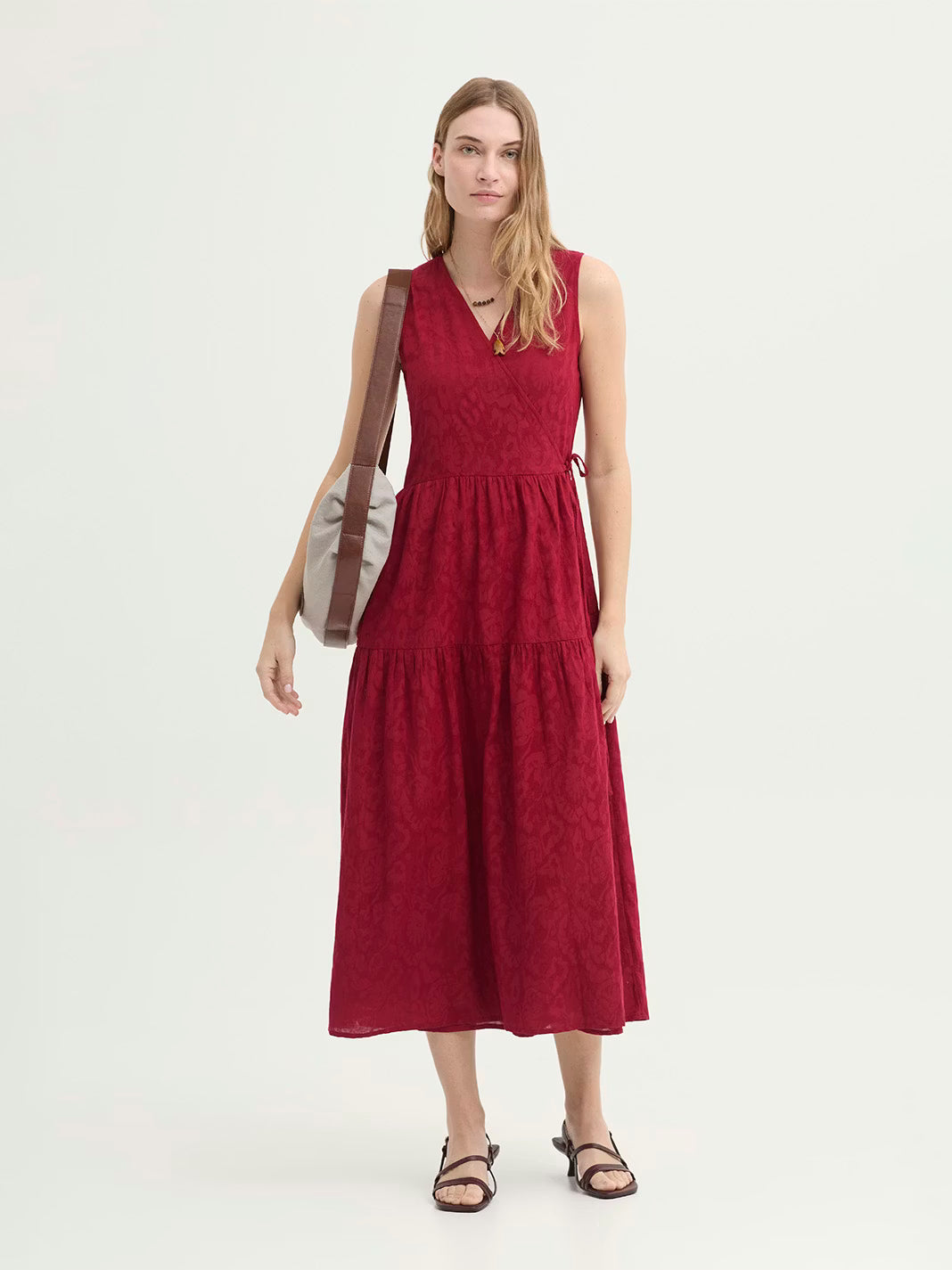 Vista lateral de vestido jacquard floral rojo Nice Things