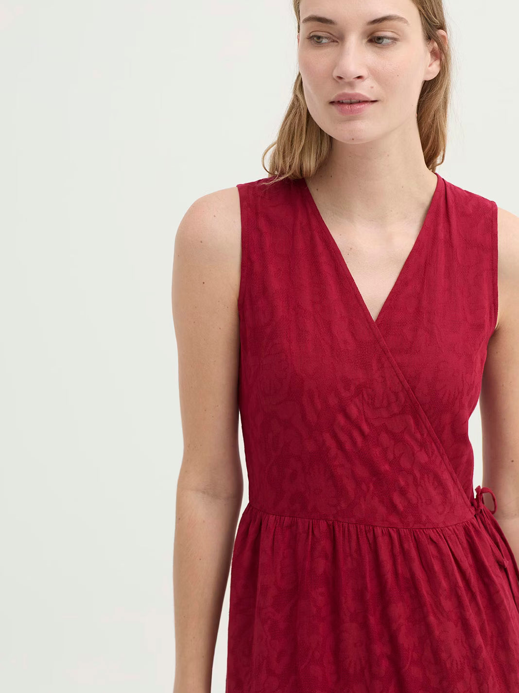 Detalle de textura floral en vestido rojo Nice Things