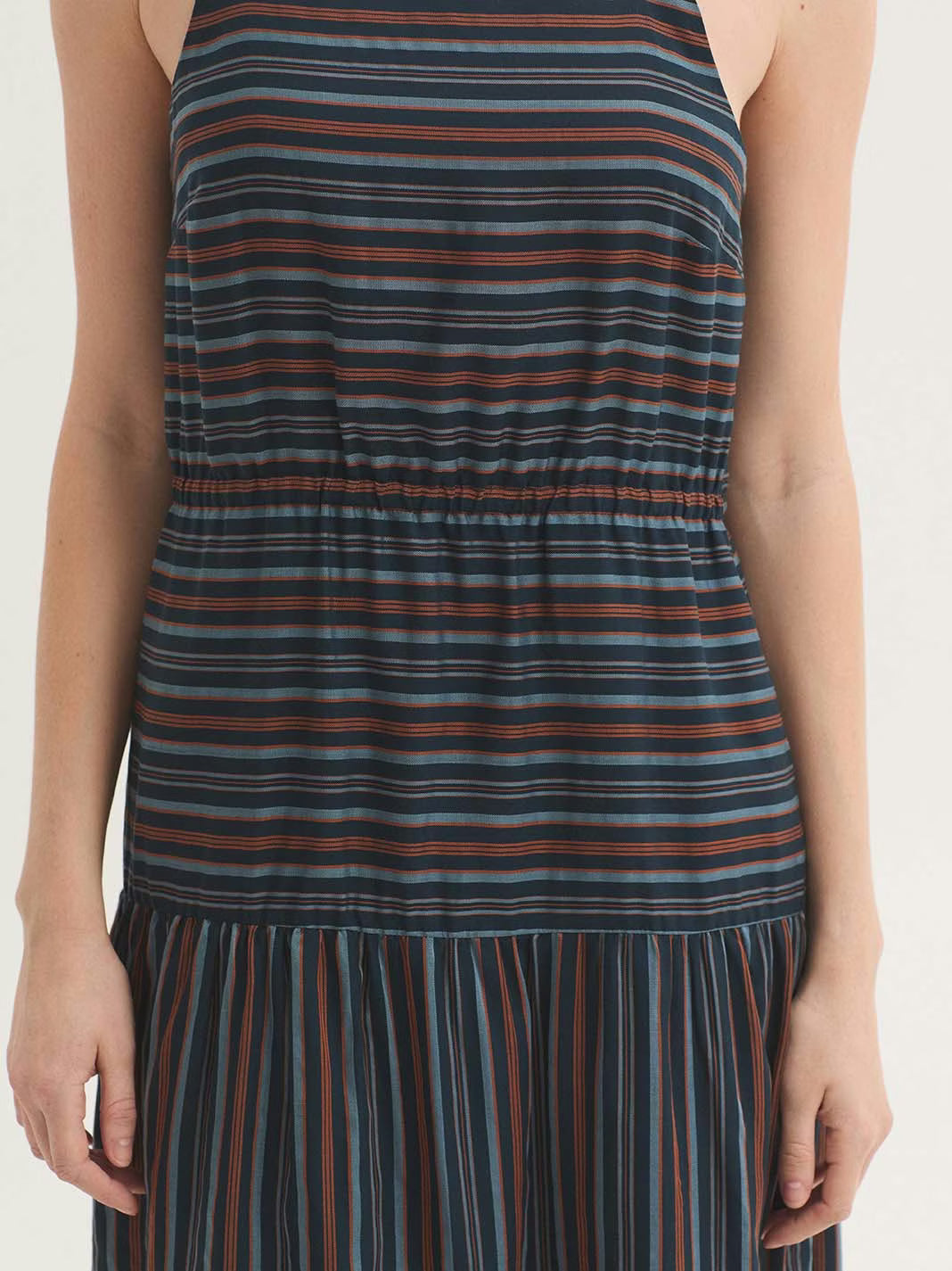 Vista de vestido Nice Things jacquard con rayas azul mosaico