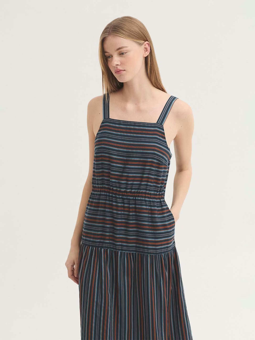 Vista lateral de vestido jacquard Nice Things azul mosaico