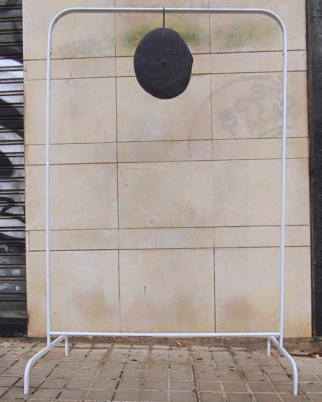 Boina de lana color negro — vista frontal en percha