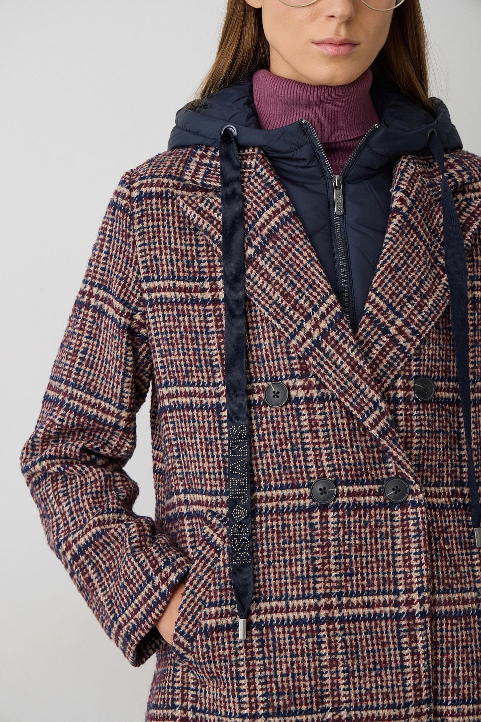 Detalle del tejido de pata de gallo del abrigo