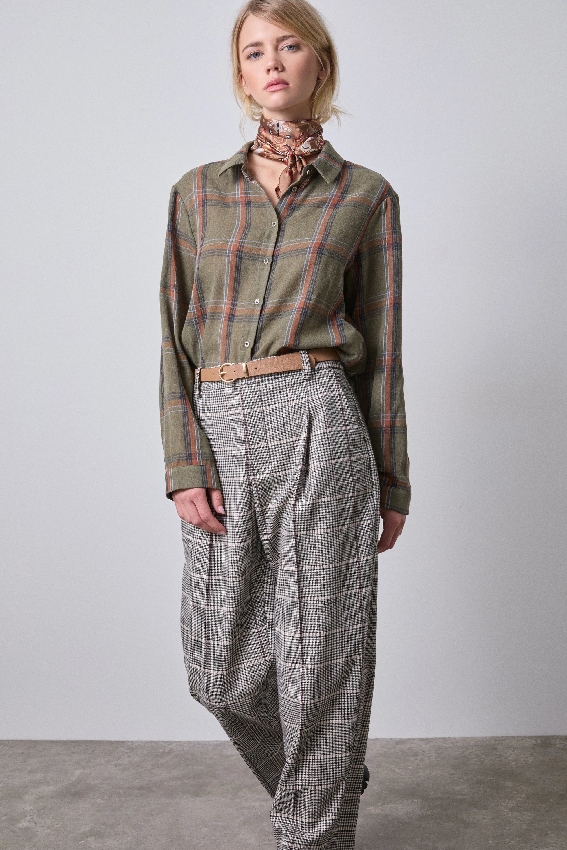 Camisa de cuadros verde, corte recto — vista frontal